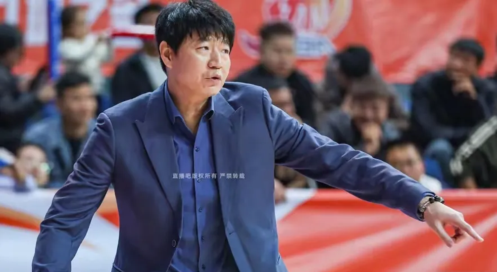 莱万多夫斯基遭遇七连败，中国队教练面临压力！